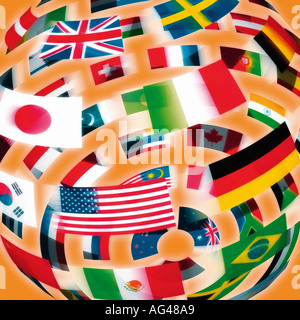 Internationale Flaggen in Form eines Globus vor orangefarbenem Hintergrund. Flaggenwelt. Stockfoto
