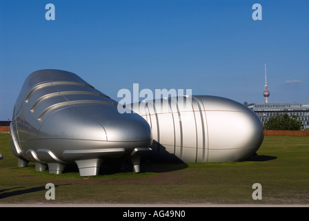 große Skulptur Fußballschuhe in Berlin während der Fußball-WM 2006 Stockfoto