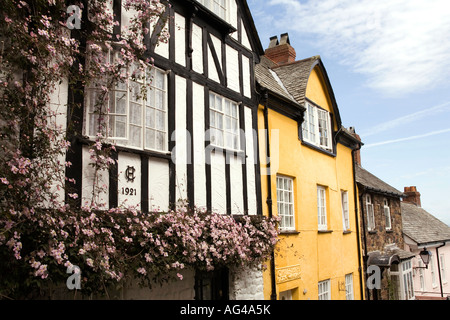 UK Devon Clovelly Haupt Straße Dorfhäuser mit Christine Hamlyns CH Initialen Stockfoto