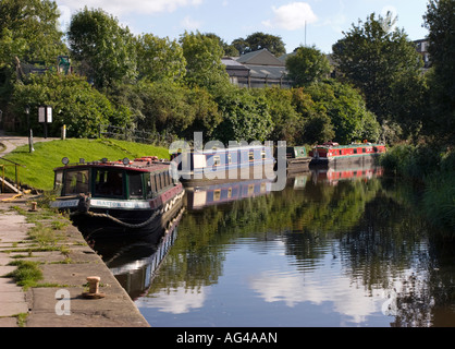 Schmale Boote am Leeds-Liverpool-Kanal am Foulridge Wharf Stockfoto