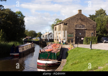 Schmale Boote am Foulridge Wharf am Leeds-Liverpool-Kanal Stockfoto