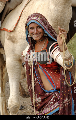 Zigeunerinnen vor ihrem Kamel Akola Akot Maharashtra Indien Stockfoto