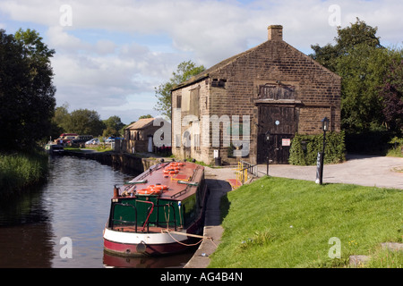 Schmale Boot vertäut am Kai Foulridge am Leeds-Liverpool-Kanal Stockfoto