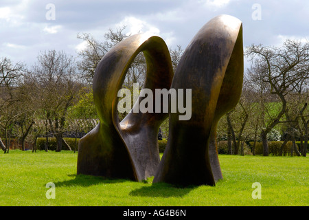 Henry Moore Foundation Perry grün Metall Bronze Skulptur der doppelten ovalen Zahlen im Jahr 1966 abgeschlossen Stockfoto