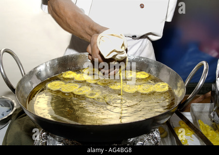 HMA79232 indische Süßspeise Jalebi gemacht durch Braten Linsen Teig und eintauchen in Zuckersirup Stockfoto