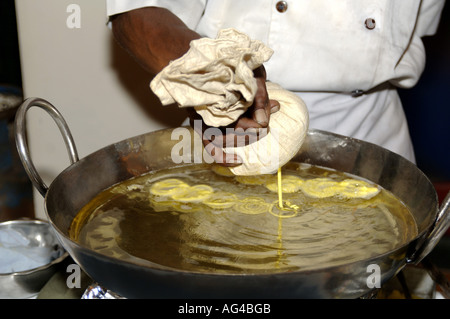 HMA79234 indische Süßspeise Jalebi gemacht durch Braten Linsen Teig und eintauchen in Zuckersirup Stockfoto