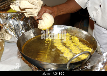 HMA79235 indische Süßspeise Jalebi gemacht durch Braten Linsen Teig und eintauchen in Zuckersirup Stockfoto