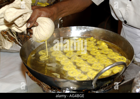 HMA79236 indische Süßspeise Jalebi gemacht durch Braten Linsen Teig und eintauchen in Zuckersirup Stockfoto