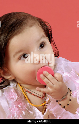 HMA79240 südasiatischen indischen kleine Baby Mädchen in verschiedenen Stimmungen veröffentlichte Modell Stockfoto
