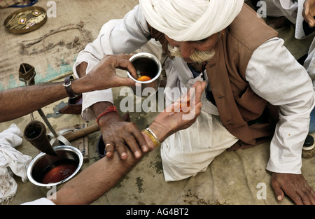 ARF79278 Mahashivratri Prasad hergestellt aus Opium konsumiert in Luni Rajashthan Indien Stockfoto