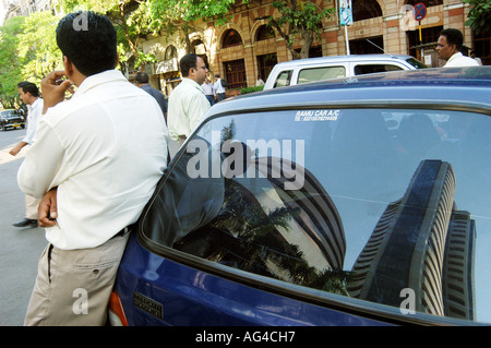 Reflexion von BSE der Bombay Stock Exchange auf Auto an Dalal Street in Bombay jetzt Mumbai Maharashtra Indien - ASB 79425 Stockfoto