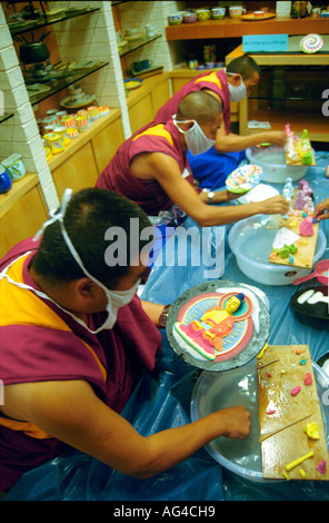 ASB79427 tibetische Mönche machen Butter Skulpturen von Gautam Buddha Stockfoto