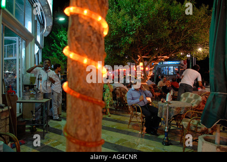 Eine Gasse, gesäumt von Cafés und Restaurants mit Sitzenden An Tischen draußen im Shmeisani-Gebiet Amman Jordanien Stockfoto