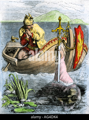 König Arthur mit seinen magischen Schwert Excalibur von der Herrin vom See. Hand - farbige Holzschnitt Stockfoto