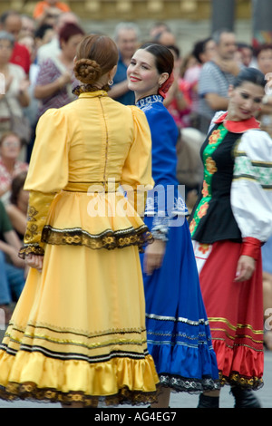 Tänzerinnen der Orenburger staatlichen russischen Folk Chor in traditionellen Kleidern im Plaza Arriaga Bilbao Stockfoto
