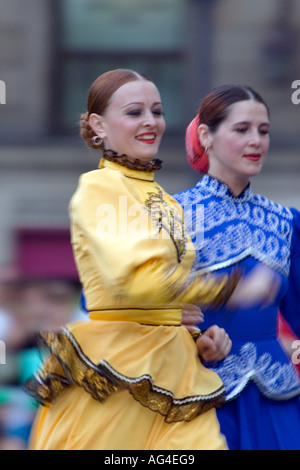 Zwei Tänzerinnen in gelben und blauen Kleidern, Orenburg russischen Folk Staatschor durchführen, Plaza Arriaga Bilbao Baskenland Stockfoto