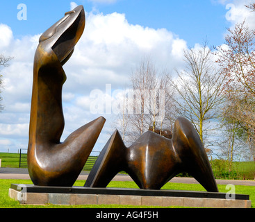 Henry Moore Foundation Perry Green, zwei Stück Bronze Skulptur einer Frau liegende weibliche Figur, absolvierte 1981 unter freiem Himmel Stockfoto