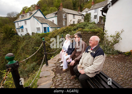 UK Devon Clovelly Familie saß auf der Bank Stockfoto