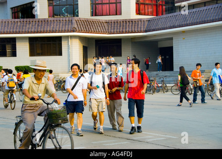 Peking, CHINA, Bildung, „Peking Universität“ Gruppen männliche Studenten Jugendcampus zu Fuß vor dem Schulgebäude, Schulen aus aller Welt, Stockfoto