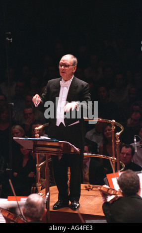 Italienische Filmkomponist Ennio Morricone Durchführung der Rom Symphony Orchestra, Royal Albert Hall, London, UK. Stockfoto