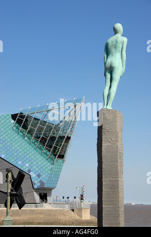 "Voyage" Skulptur mit Blick auf das Meer mit The Deep, die Welten nur Submariumin, Kingston upon Hull, England, UK Stockfoto