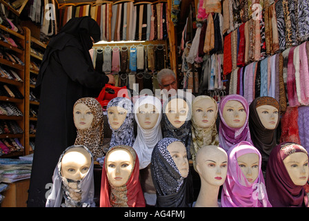 Verschleierte Kunden tragen vollständige schwarze Niqab-Kleidung mit Schaufensterpuppen Hijab Kopftuch in einem Geschäft Amman Jordan Stockfoto