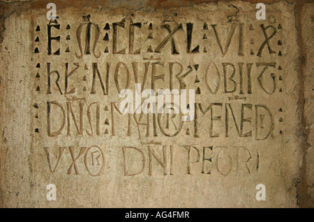 Geschnitzte lateinische Schrift innerhalb der mittelalterlichen Römisch-katholischen Kloster Mosteiro de Alcobaca in der Stadt Alcobaca Nordportugal Stockfoto