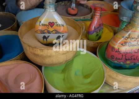 Stapel von Sand Flaschen mit verschiedenen Arten von farbigem Sand entnommen Petra Schlucht zum Verkauf in einem Souvenirladen in Amman Jordanien Stockfoto
