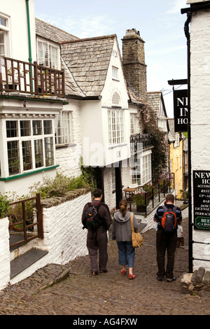 UK Devon Clovelly Dorf Straße Haupthaus mit Christine Hamlyns CH Initialen Stockfoto