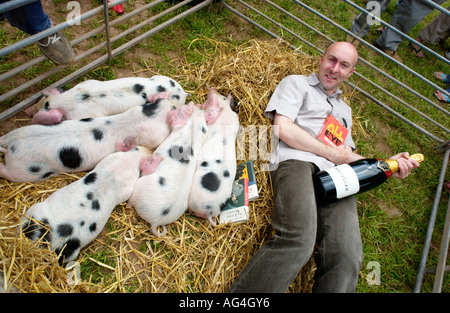 Christopher Brookmyre abgebildet mit Champagner und Gloucester alten Stelle Schweine bei The Guardian Hay Festival 2006 Stockfoto