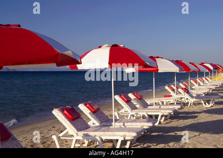 Sonnenliegen und Sonnenschirme am Tingaki Beach Kos-griechische Inseln Stockfoto