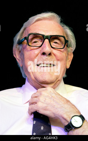 Eric Sykes Komiker reden über sein Leben und seine Karriere bei Hay Festival 2006 Heu auf Wye Powys Wales UK Stockfoto