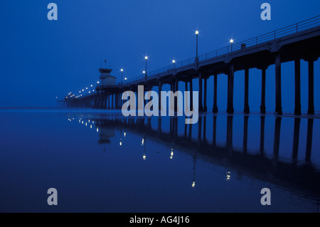 Nacht am Huntington Beach Pier California mit Steg und Lichter im Wasser gespiegelt Stockfoto