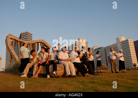 Religiöse Juden beten am Strand von Tel Aviv während der Durchführung der 'Tashlich' Ritual, in dem Juden ihre Sünden werfen' vor Yom Kippur durchgeführt. Stockfoto