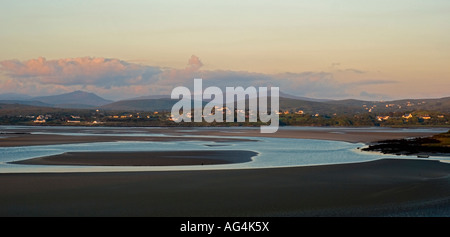 Ardara County Donegal Ireland betrachtet die Stadt in der Sonne am Abend von Loughros Punkt Stockfoto