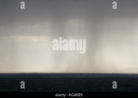 Regen und Donner Sturm nähert sich aus der Ferne gesehen Stockfoto