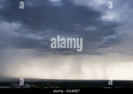 Regen und Donner Sturm nähert sich aus der Ferne gesehen Stockfoto