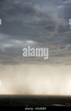 Regen und Donner Sturm nähert sich aus der Ferne gesehen Stockfoto