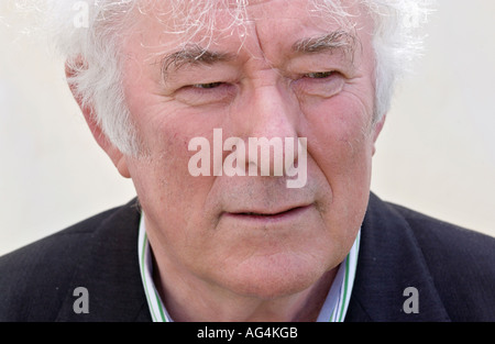 Irische Dichter Autor und Nobel Laureatus Seamus Heaney bei The Guardian Hay Festival 2006 Hay on Wye Powys Wales UK Stockfoto