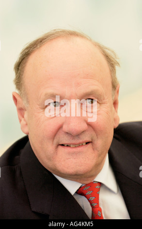 Ehemaliger britischer Polizei Kommissar Sir John Stevens bei The Guardian Hay Festival 2006 Hay on Wye Powys Wales UK abgebildet Stockfoto