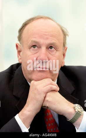 Ehemaliger britischer Polizei Kommissar Sir John Stevens bei The Guardian Hay Festival 2006 Hay on Wye Powys Wales UK abgebildet Stockfoto