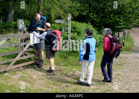 Geführte walking-Gruppe der Durchreise Tor auf Taff Trail in Brecon Beacons National Park Powys South Wales UK Stockfoto