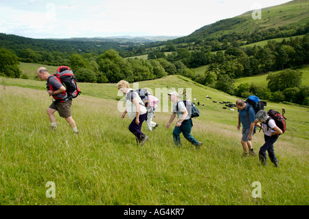 Geführte walking-Gruppe auf steiler bergauf Fussweg in der Nähe von Storey Arme in den Brecon Beacons National Park Powys South Wales UK Stockfoto