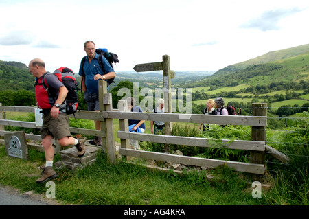 Gruppe von Reifen Wanderer überqueren Stil auf Wanderweg in der Nähe von Storey Arme in den Brecon Beacons National Park Powys South Wales UK Stockfoto