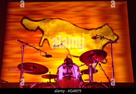 Schlagzeuger mit walisischen rock Band, die Super Furry Animals auf der Bühne Hay Festival Hay on Wye Powys Wales UK durchführen Stockfoto