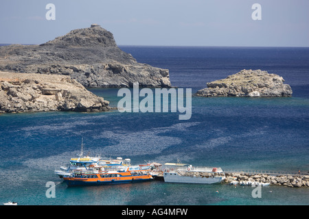 Boote und Fähren festmachen in Lindos Bay auf der griechischen Insel Rhodos Stockfoto