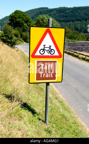 Radweg voran Warnzeichen auf der TAFF TRAIL in den Brecon Beacons National Park Powys South Wales UK Stockfoto