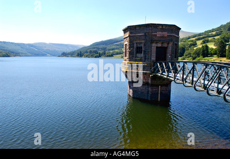 Blick über Wanderungen Reservoir Ventil Turm in den Brecon Beacons National Park Powys South Wales UK Stockfoto