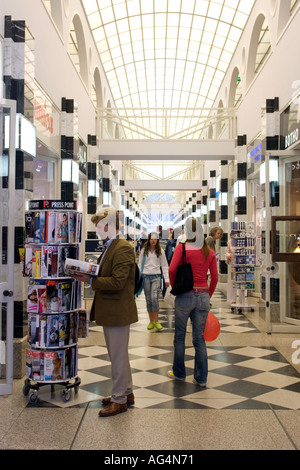 Deutschland Hamburg drinnen Arcade mit Geschäften und Cafés in der Altstadt Altstadt Stockfoto
