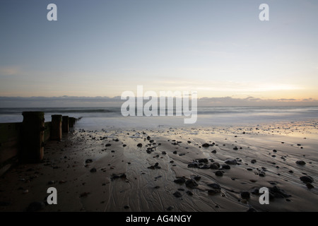 Buhne an der North Norfolk-Küste. Stockfoto